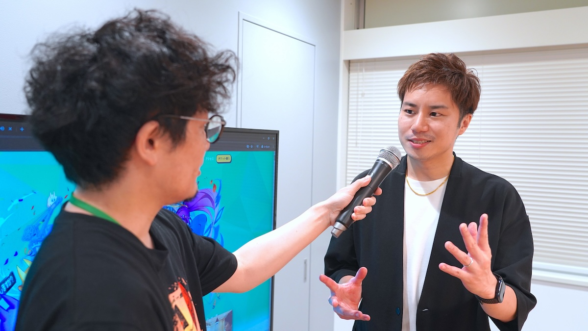 運営責任者へのインタビューの様子